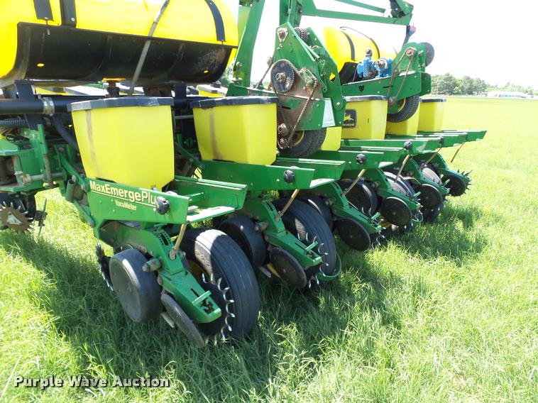 image for item DB4005 1998 John Deere 1760 Conservation no-till planter