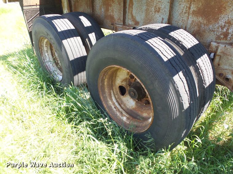 image for item DB4007 1986 Dorsey flatbed trailer