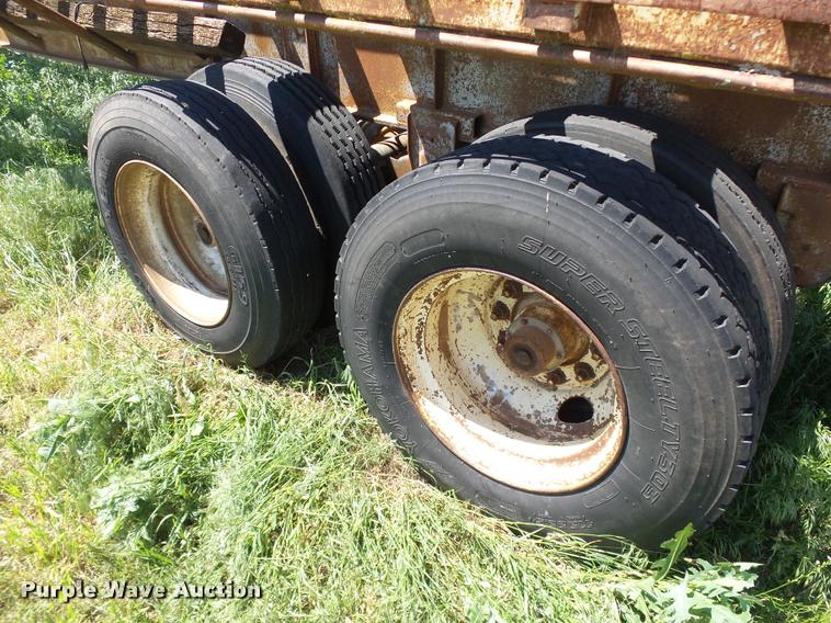 image for item DB4007 1986 Dorsey flatbed trailer