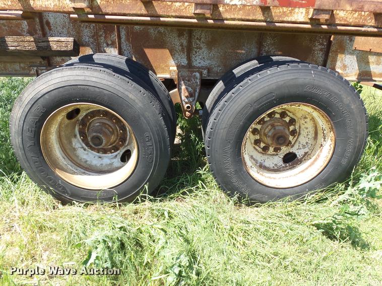 image for item DB4007 1986 Dorsey flatbed trailer