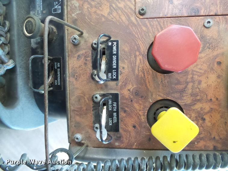 image for item DB4008 1997 International 9400 semi truck