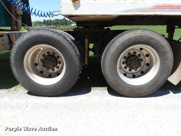 image for item DB4008 1997 International 9400 semi truck