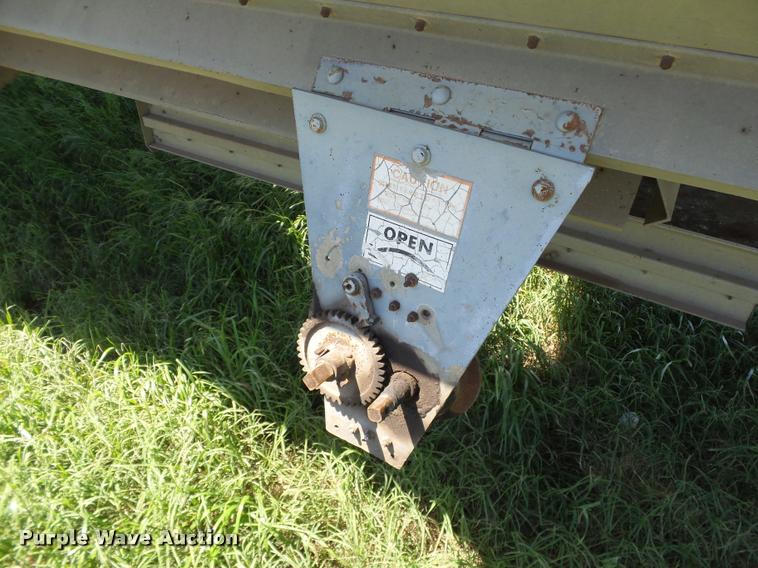 image for item DB4010 1987 Wilson DWH-100 Pace Setter double hopper grain trailer