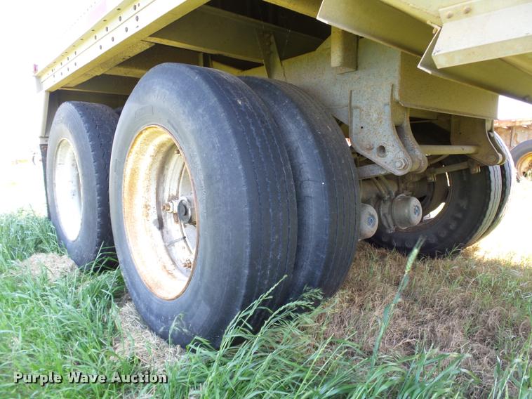 image for item DB4010 1987 Wilson DWH-100 Pace Setter double hopper grain trailer