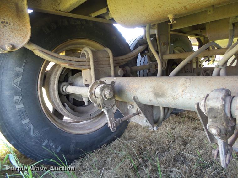 image for item DB4010 1987 Wilson DWH-100 Pace Setter double hopper grain trailer
