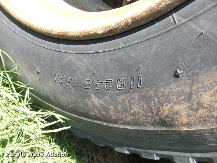 image for item DB4010 1987 Wilson DWH-100 Pace Setter double hopper grain trailer