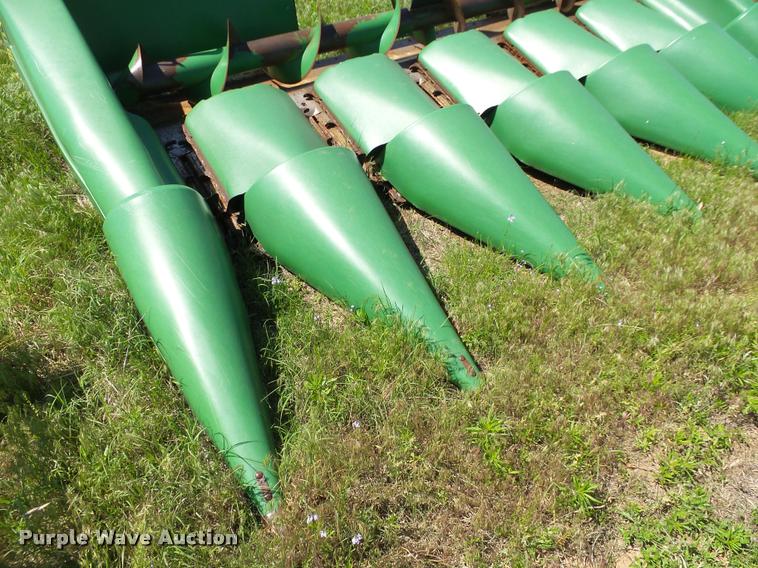 image for item DB4016 1998 John Deere 693 corn head