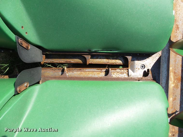 image for item DB4016 1998 John Deere 693 corn head