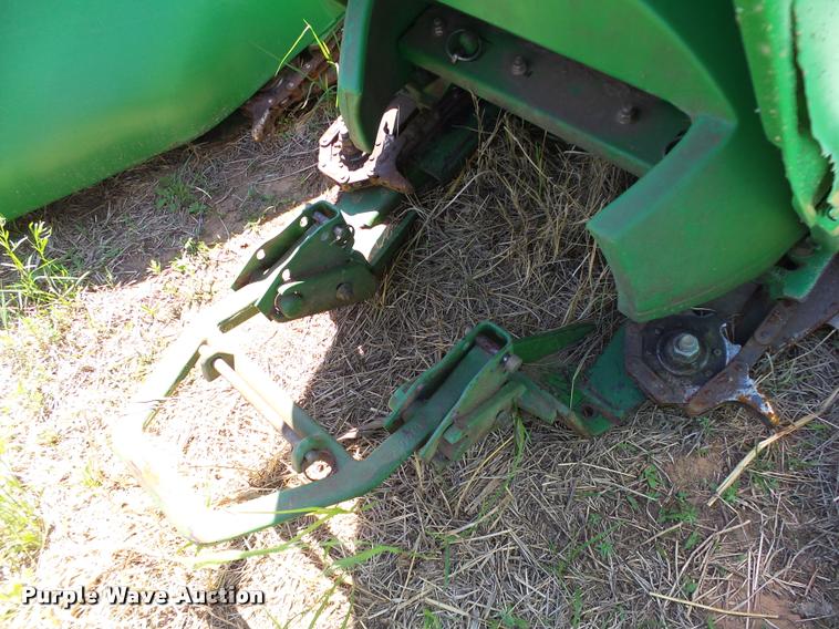 image for item DB4016 1998 John Deere 693 corn head