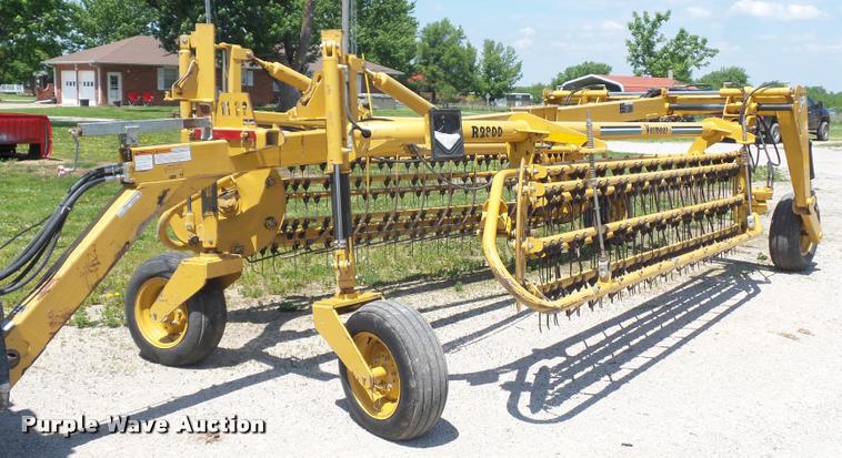 image for item DD9438 2004 Vermeer R2800 twin hay rake