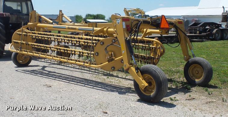 image for item DD9438 2004 Vermeer R2800 twin hay rake