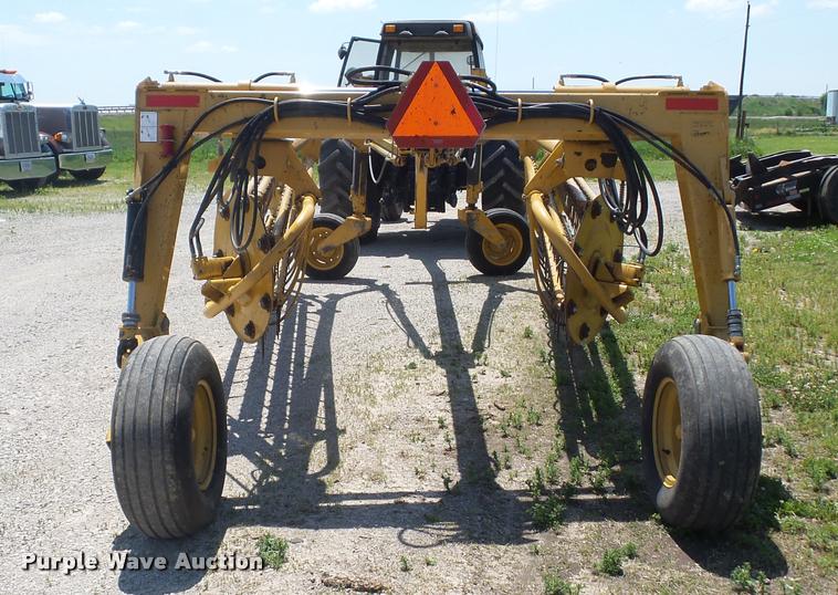 image for item DD9438 2004 Vermeer R2800 twin hay rake