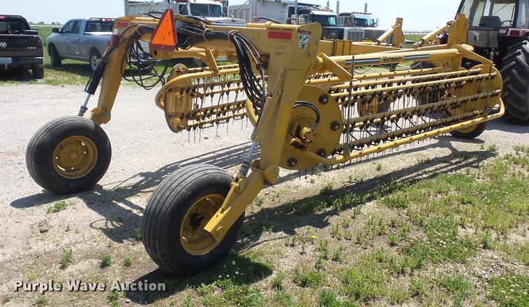 image for item DD9438 2004 Vermeer R2800 twin hay rake
