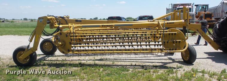 image for item DD9438 2004 Vermeer R2800 twin hay rake
