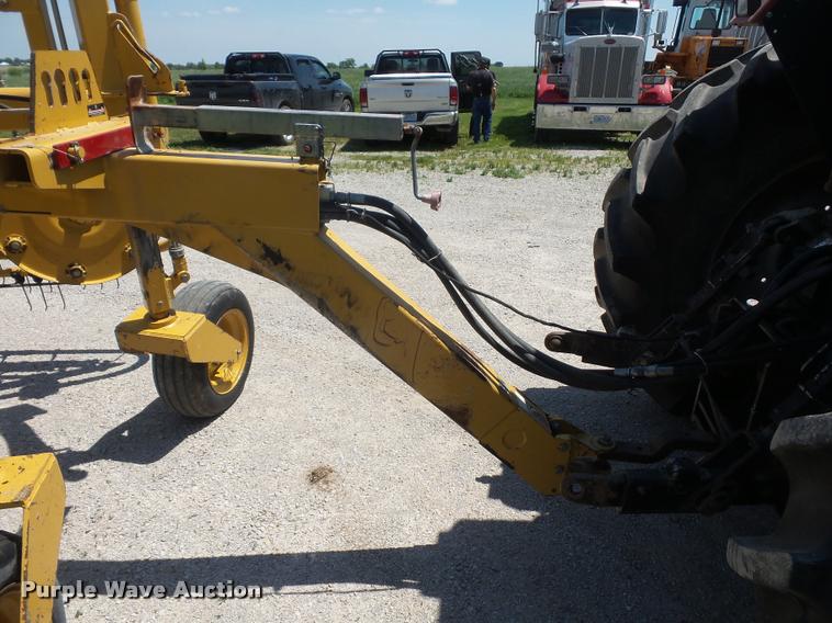 image for item DD9438 2004 Vermeer R2800 twin hay rake