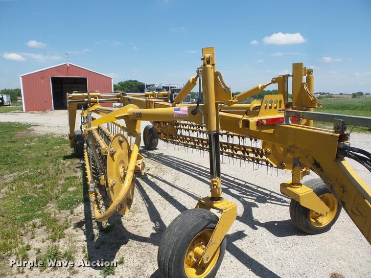 image for item DD9438 2004 Vermeer R2800 twin hay rake