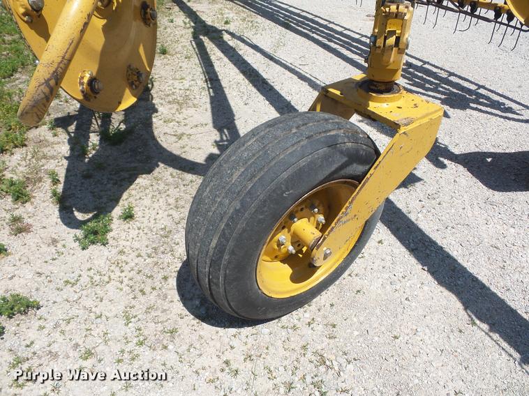 image for item DD9438 2004 Vermeer R2800 twin hay rake