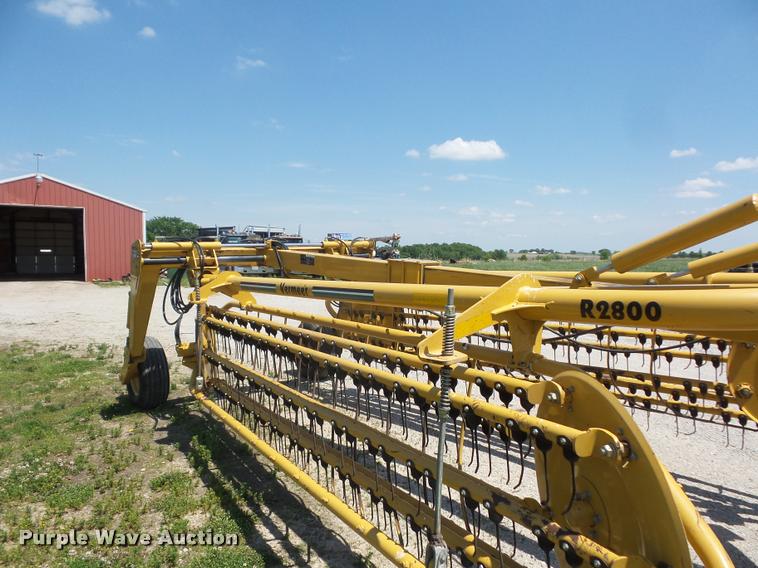 image for item DD9438 2004 Vermeer R2800 twin hay rake