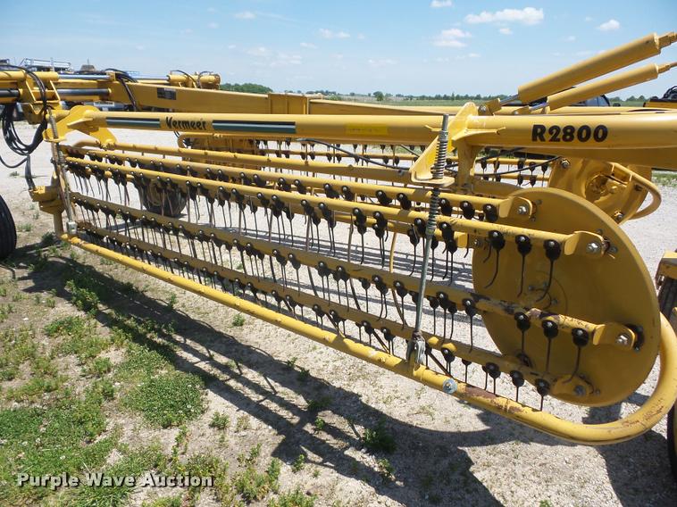 image for item DD9438 2004 Vermeer R2800 twin hay rake