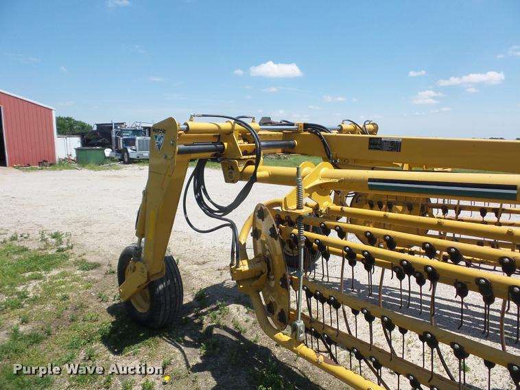 image for item DD9438 2004 Vermeer R2800 twin hay rake
