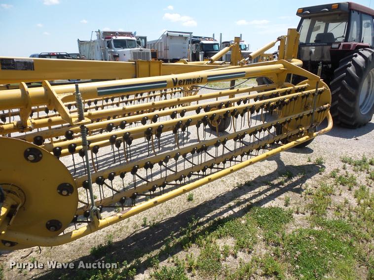 image for item DD9438 2004 Vermeer R2800 twin hay rake
