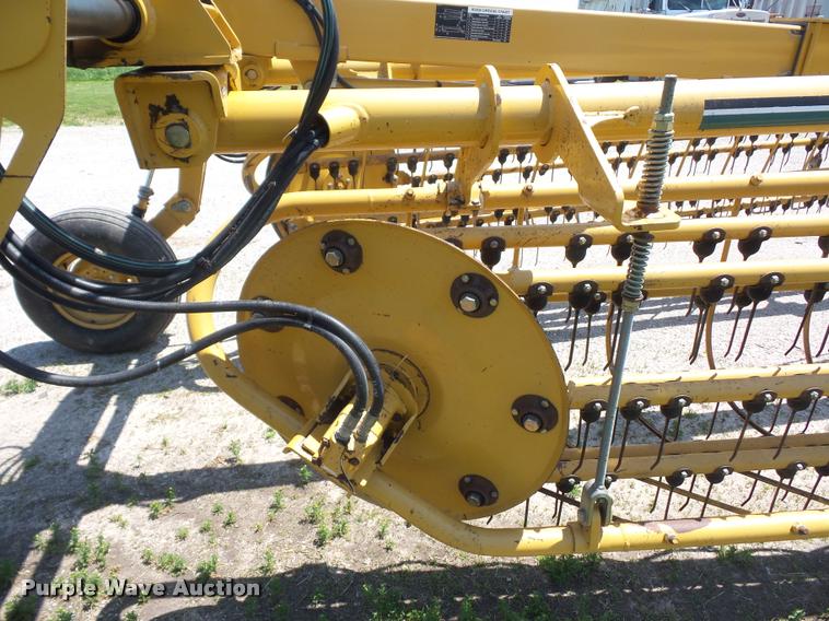 image for item DD9438 2004 Vermeer R2800 twin hay rake