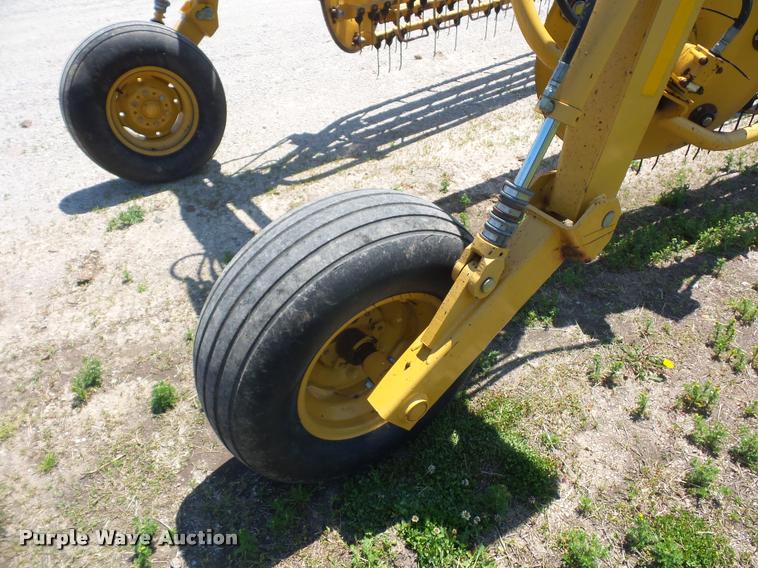 image for item DD9438 2004 Vermeer R2800 twin hay rake
