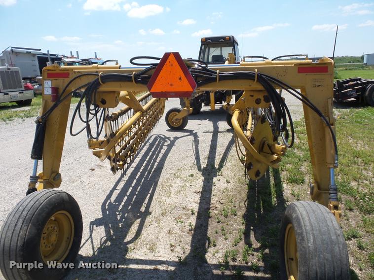 image for item DD9438 2004 Vermeer R2800 twin hay rake