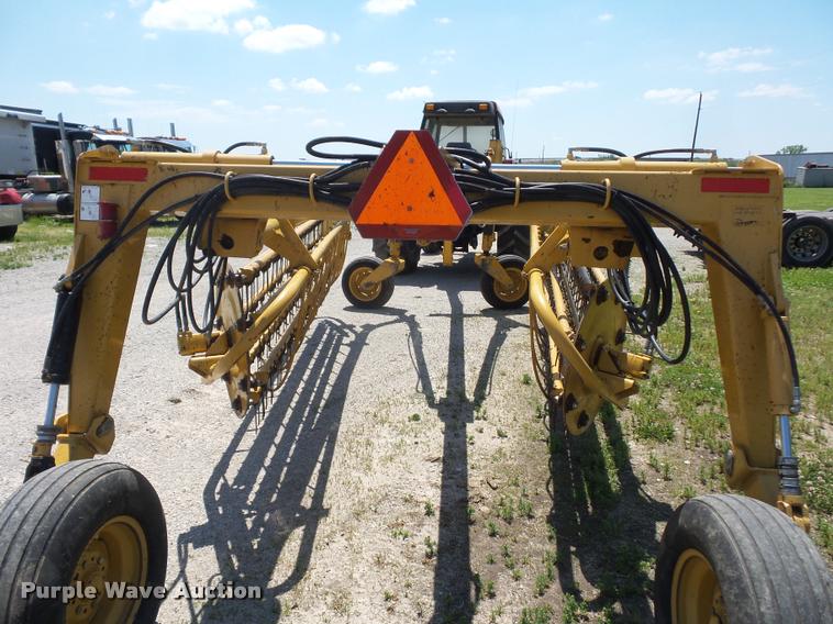 image for item DD9438 2004 Vermeer R2800 twin hay rake