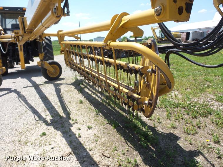 image for item DD9438 2004 Vermeer R2800 twin hay rake