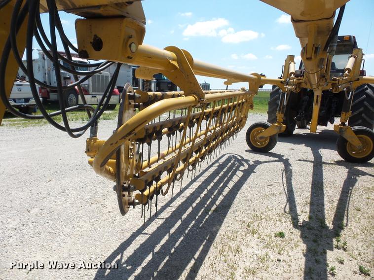 image for item DD9438 2004 Vermeer R2800 twin hay rake