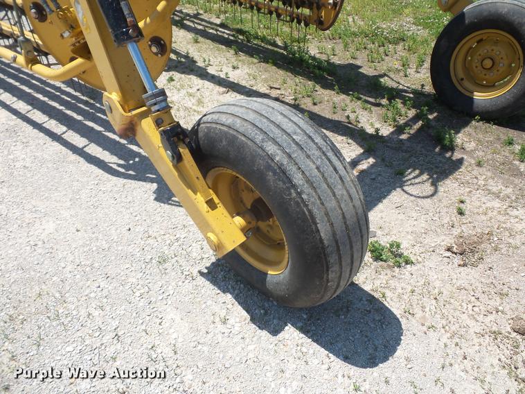 image for item DD9438 2004 Vermeer R2800 twin hay rake