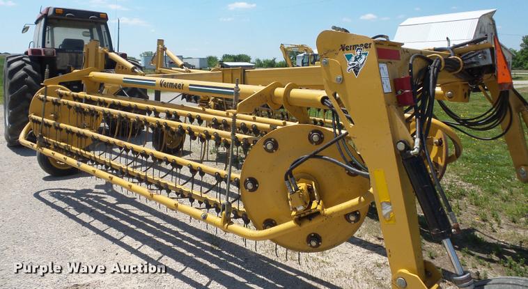 image for item DD9438 2004 Vermeer R2800 twin hay rake