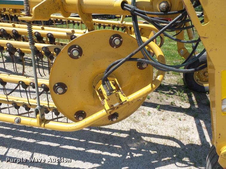 image for item DD9438 2004 Vermeer R2800 twin hay rake
