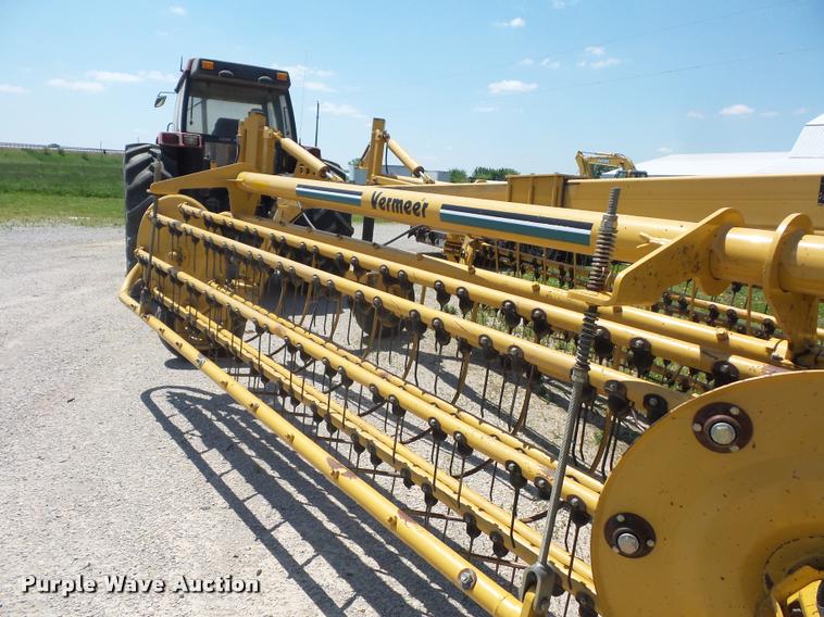 image for item DD9438 2004 Vermeer R2800 twin hay rake