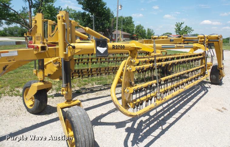 image for item DD9438 2004 Vermeer R2800 twin hay rake