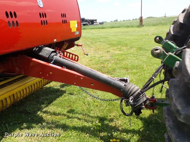 image for item DD9439 2014 New Holland Rollbelt 560 specialty crop baler