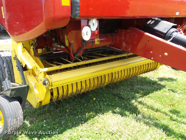 image for item DD9439 2014 New Holland Rollbelt 560 specialty crop baler