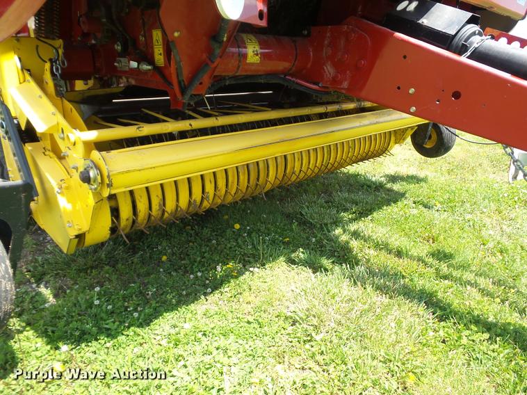 image for item DD9439 2014 New Holland Rollbelt 560 specialty crop baler