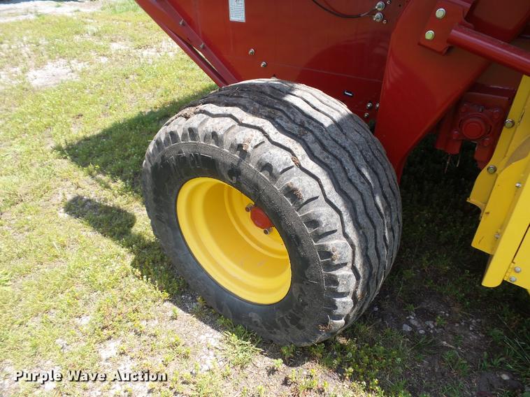 image for item DD9439 2014 New Holland Rollbelt 560 specialty crop baler