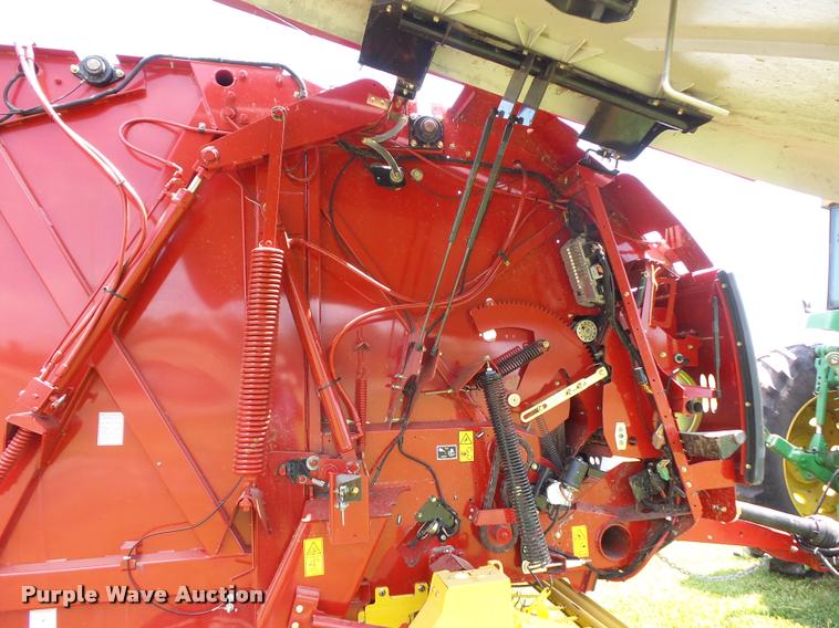 image for item DD9439 2014 New Holland Rollbelt 560 specialty crop baler