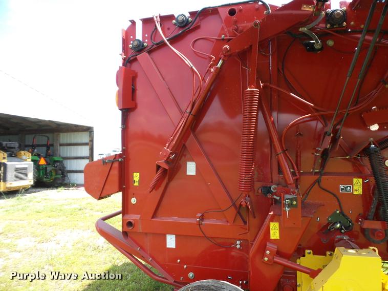 image for item DD9439 2014 New Holland Rollbelt 560 specialty crop baler