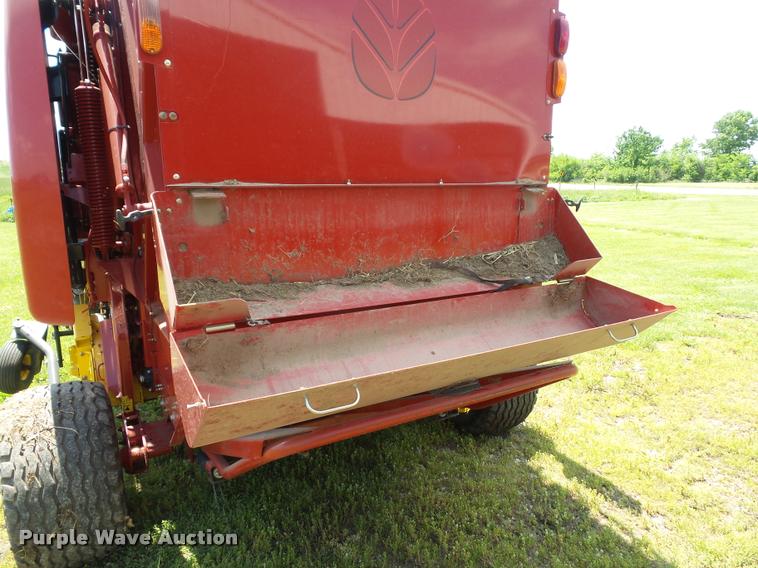 image for item DD9439 2014 New Holland Rollbelt 560 specialty crop baler
