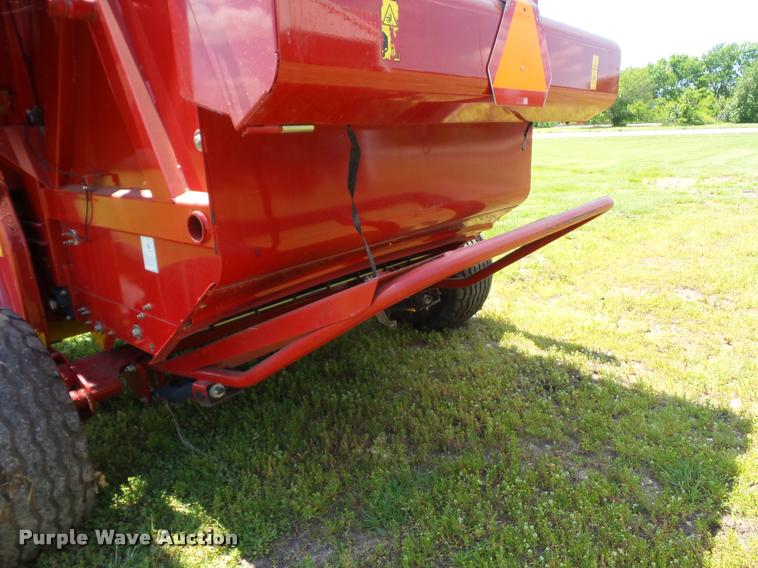 image for item DD9439 2014 New Holland Rollbelt 560 specialty crop baler