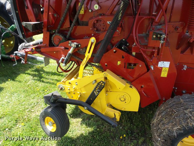 image for item DD9439 2014 New Holland Rollbelt 560 specialty crop baler