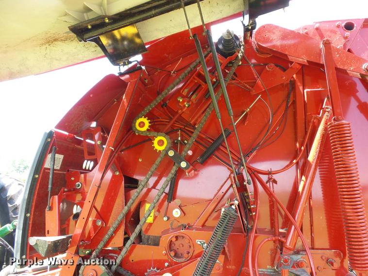 image for item DD9439 2014 New Holland Rollbelt 560 specialty crop baler