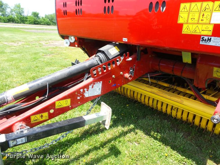 image for item DD9439 2014 New Holland Rollbelt 560 specialty crop baler