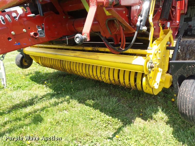 image for item DD9439 2014 New Holland Rollbelt 560 specialty crop baler