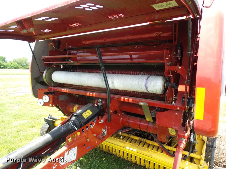 image for item DD9439 2014 New Holland Rollbelt 560 specialty crop baler