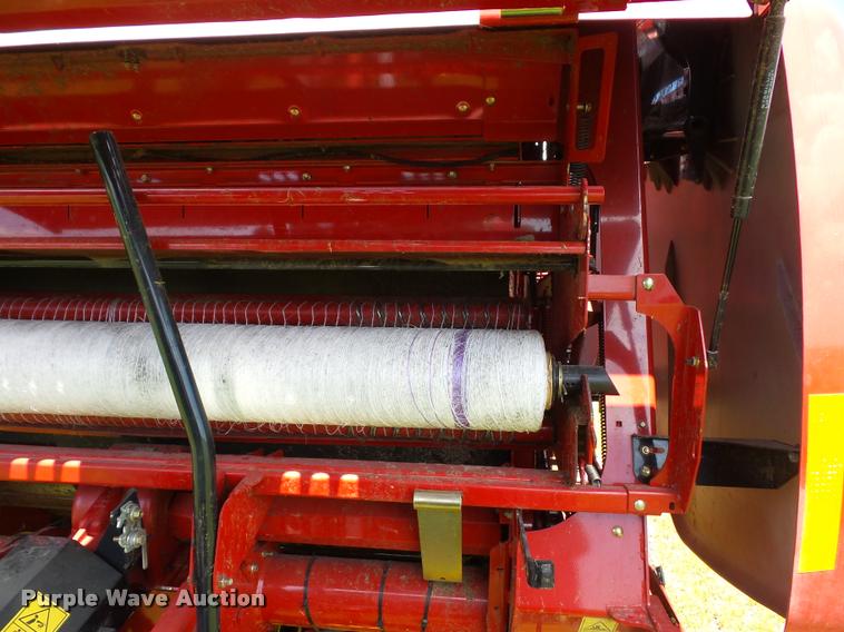 image for item DD9439 2014 New Holland Rollbelt 560 specialty crop baler